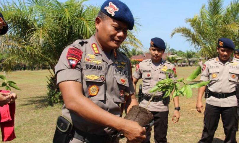 Dansatbrimob dan anggota lakukan penanaman 600 pohon penghijauan.