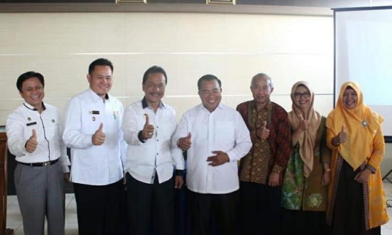 Berfoto bersama