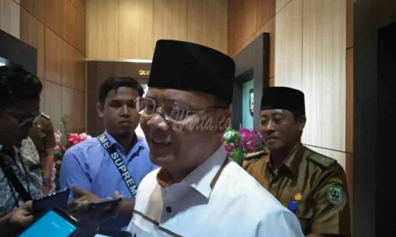 Gubernur Bengkulu saat diwawancarai awak media.