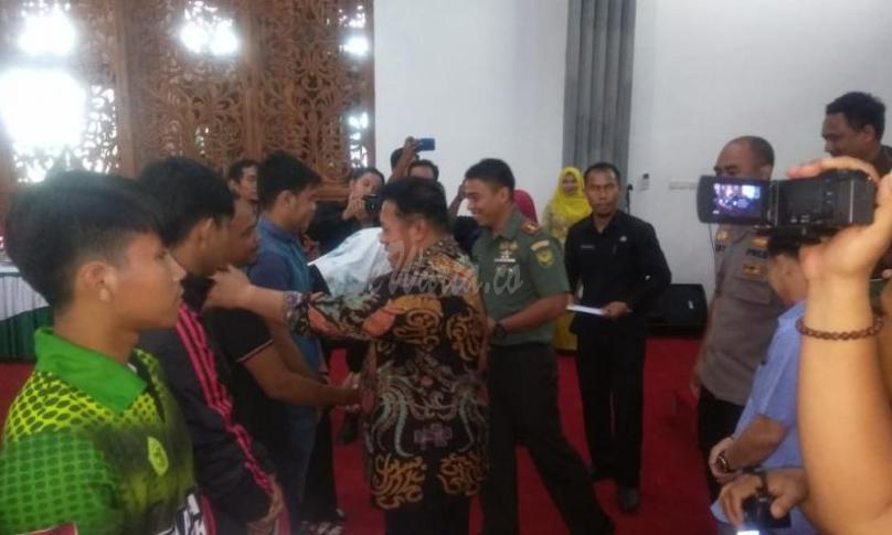 Bupati, Choirul Huda di ikuti FKPD Mukomuko serahkan reward penghargaan kepada atlet yang berprestasi, Senin (13/1/20). 