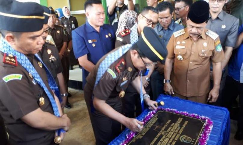 Penandatanganan prasasti oleh Kajati Bengkulu.