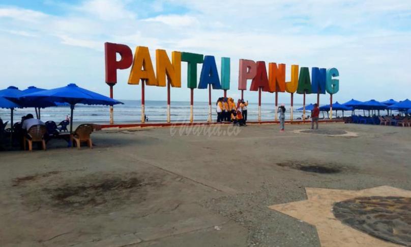 Obyek wisata Pantai Panjang kota Bengkulu.