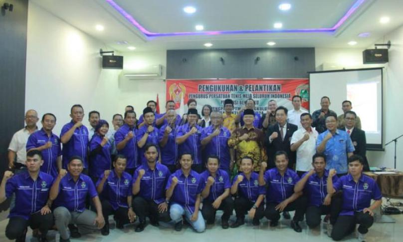 Gubernur berswafoto bersama pengurus PTMSI.