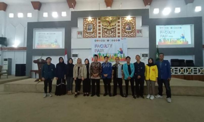 Faculty Fair. Kegiatan ini dimaksudkan untuk mengenalkan kampus dari mahasiswa - mahasiswi UGM yang berasal dari provinsi Bengkulu kepada beberapa siswa-siswi yang ada di provinsi Bengkulu, 18/01.