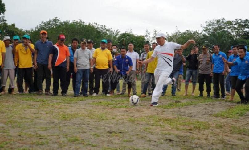 Gubernur Bengkulu Rohidin Mersyah membuka kegiatan turnamen sepak bola memperingati hari ulang tahun (HUT) karang taruna ke-1, di desa pagar agung, kecamatan Seluma Barat kabupaten Seluma, Sabtu(18/1).