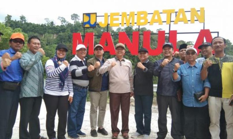 Gubernur dan rombongan berswafoto bersama.