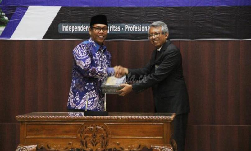 Wakil Gubernur (Wagub) Bengkulu Dedy Ermansyah dan Unsur Pimpinan DPRD Provinsi Bengkulu terima Laporan Hasil Pemeriksaan (LHP) atas Belanja Modal & Barang Jasa TA 2019, di Kantor BPK Perwakilan Provinsi Bengkulu, Senin (20/01).