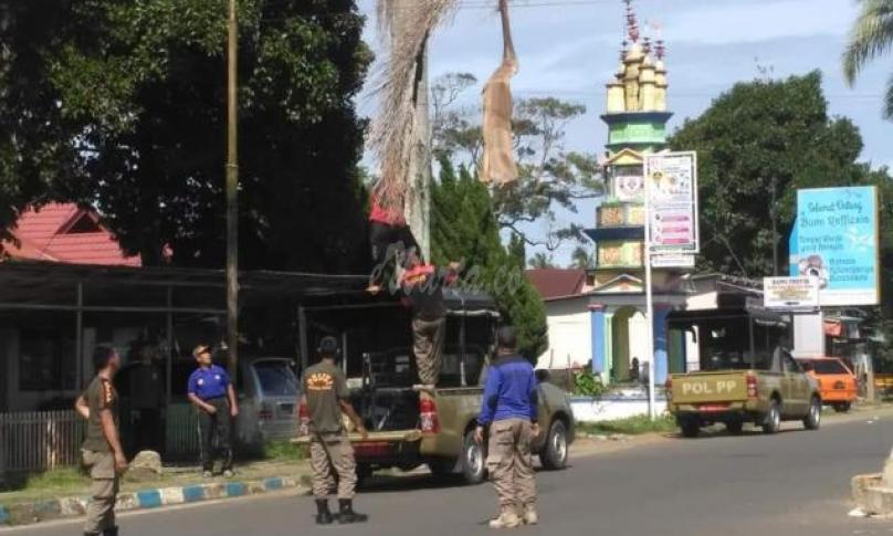 Penertiban baliho dan spanduk menjelang kedatangan Jokowi.
