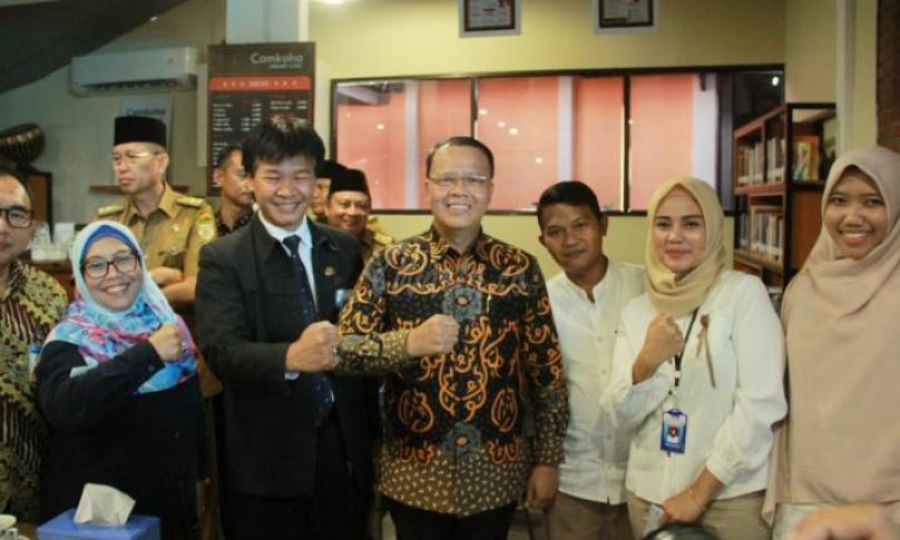 Gubernur Bengkulu Rohidin Mersyah saat sharing session Camkoha Library Cafe (CLC)