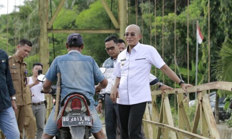 Bupati Bengkulu Selatan, Gusnan Mulyadi tinjau jembatan gantung rusak.