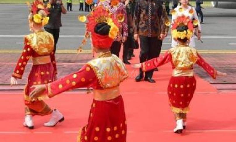 Gubernur Rohidin sambut Presiden RI di bandara Fatmawati Bengkulu.