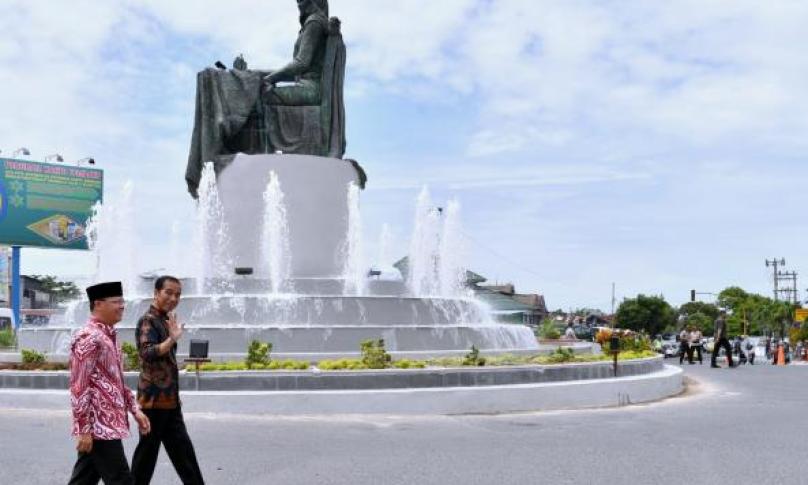 Presiden RI beriringan dengan Gubernur Bengkulu, Rohidin Mersyah.