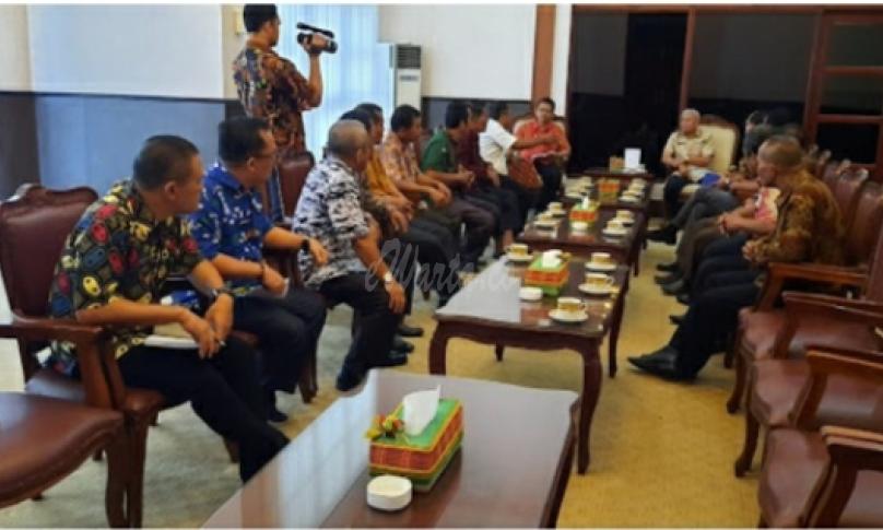 Bupati terima audiensi tokoh Nasrani diruang kerjanya.