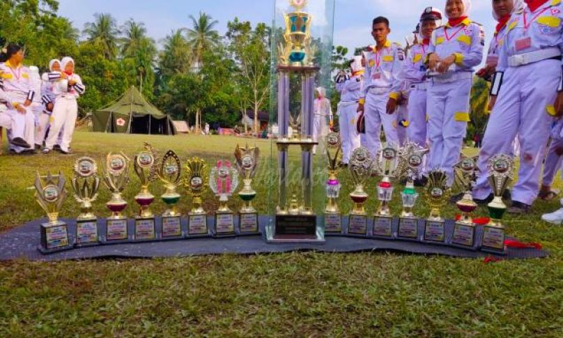 Siswa peserta Jambore foto bersama dengan menunjukan prestasi dan piala penghargaan.