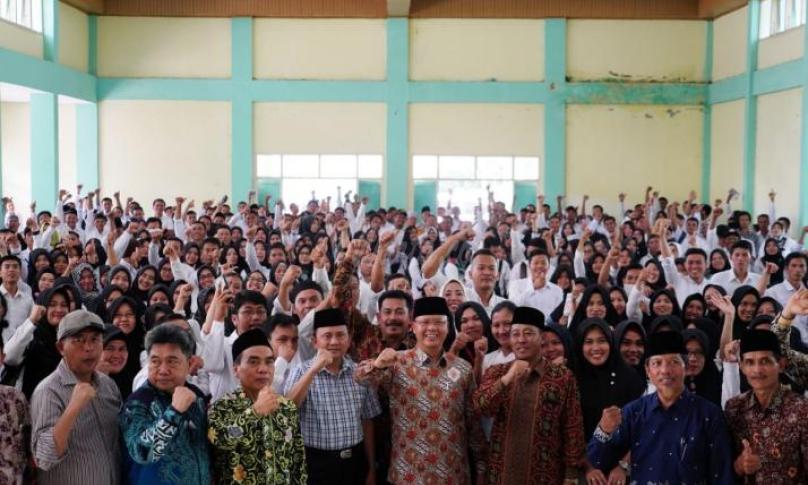 Keceriaan tampak terpancar dari 677 orang Guru Tidak Tetap (GTT) dan Pegawai Tidak Tetap (PTT) se - Kabupaten Bengkulu Utara saat menerima SK yang diserahkan langsung oleh Gubernur Bengkulu Rohidin Mersyah, Minggu (9/2)