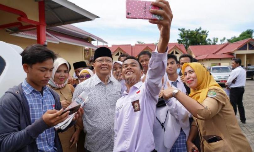 Gubernur Rohidin diajak berselfi Guru GTT dan PTT SMA, SMK dan SLB.