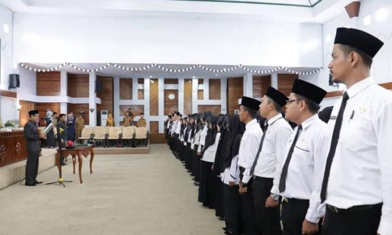 Pengambilan Sumpah/Janji dan Penyerahan Keputusan Pengangkatan PNS Formasi Tahun 2018 oleh Asisten III Bidang Administrasi Umum Setda Provinsi Bengkulu Gotri Suyanto, Selasa (18/2) bertempat di Gedung Serba Guna.