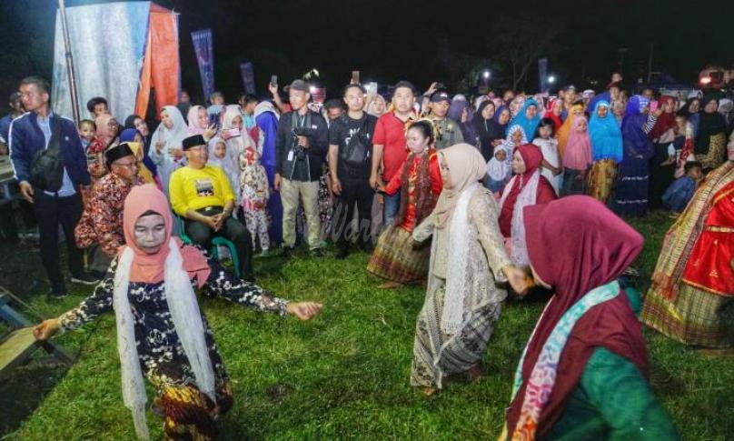Tari Gandai berasal dari kata gando yang berarti ganda atau berpasangan, kesenian asli dari masyarakat suku Pekal, pada zaman dahulu masyarakat pekal berkumpul, bersukacita, menari, dan berbalas pantun