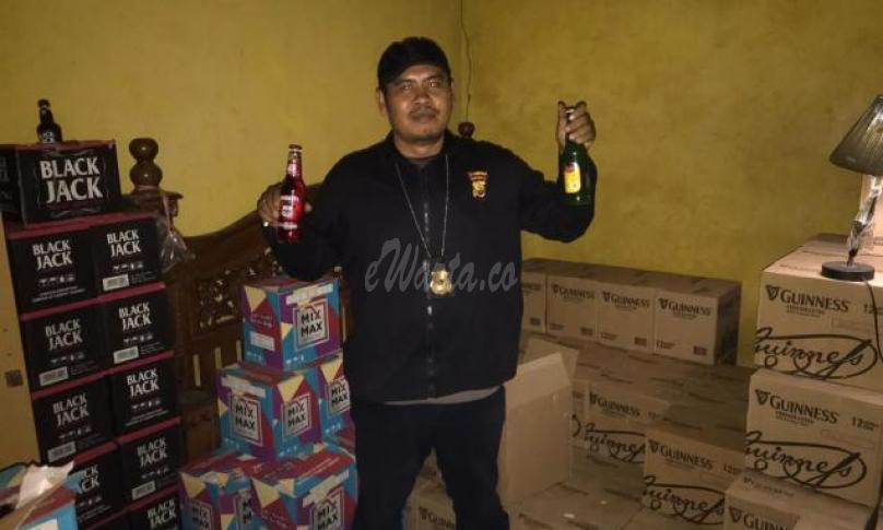 Ratusan botol miras diamankan polisi.
