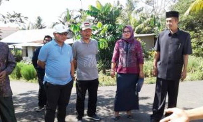 Plt Kadis PUPR saat melakukan sidak bersama Komisi 2 DPRD Kota Bengkulu.