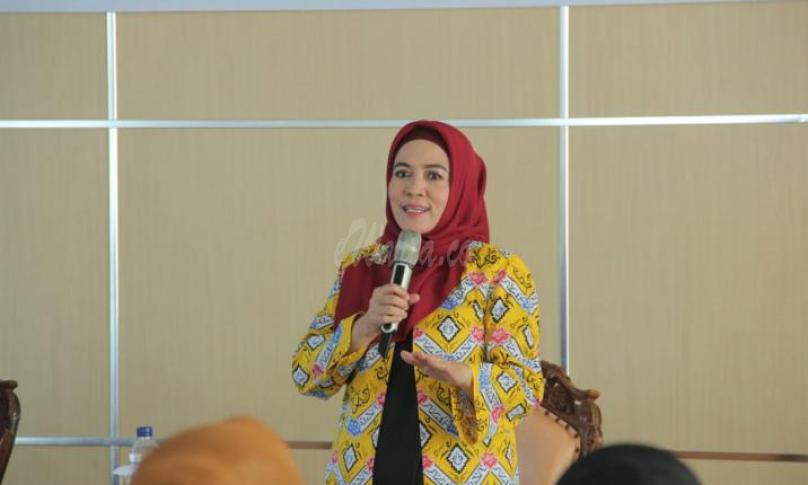 Bunda PAUD Provinsi Bengkulu Derta Wahyulin Rohidin membuka secara resmi Seminar Pendidik PAUD Se Kabupaten Kaur, Selasa (3/3) di Aula Kantor Bupati Kaur.