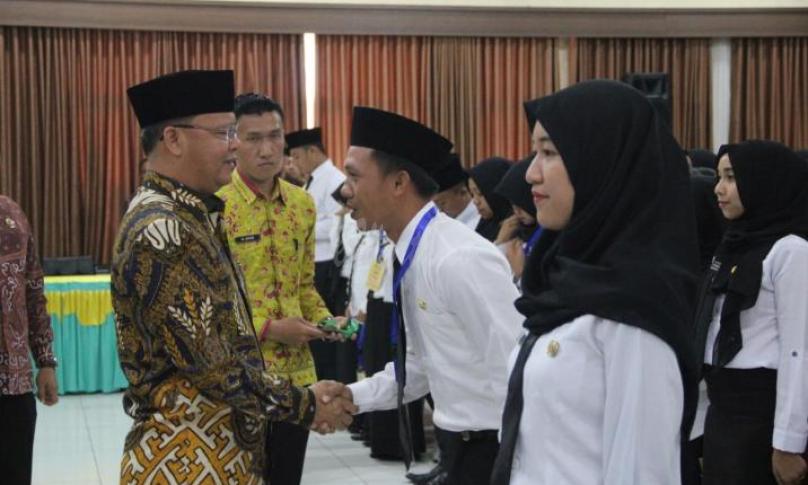 Gubernur Rohidin usai pimpin Upacara Pelatihan Dasar (Latsar) CPNS Kaur Formasi Umum Tahun 2018, di Aula BPSDM Provinsi Bengkulu, Kamis (05/03).
