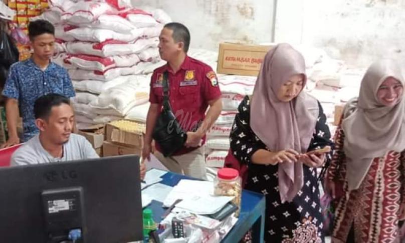 Dinas P2KUKM saat melakukan sidak dan operasi pasar, Minggu (8/03/20).
