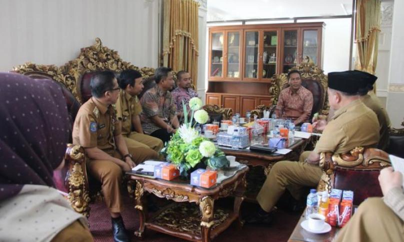 Wakil Gubernur (Wagub) Bengkulu Dedi Ermansyah gelar Rapat Pencegahan Penyerabaran Covid-19 terhadap tenaga kerja asing (TKA) PLTU Pulau Baai Bengkulu di Ruang Kerja Wagub Bengkulu, Selasa (17/03). 
