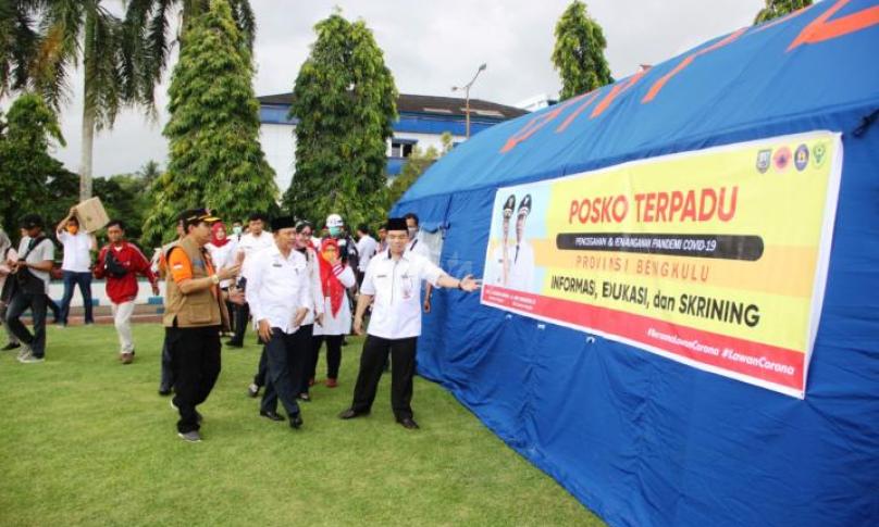 Sekda provinsi Bengkulu, Hamka Sabri saat meninjau dan membuka secara resmi Posko penanganan Covid-19 di RSUD M. Yunus.