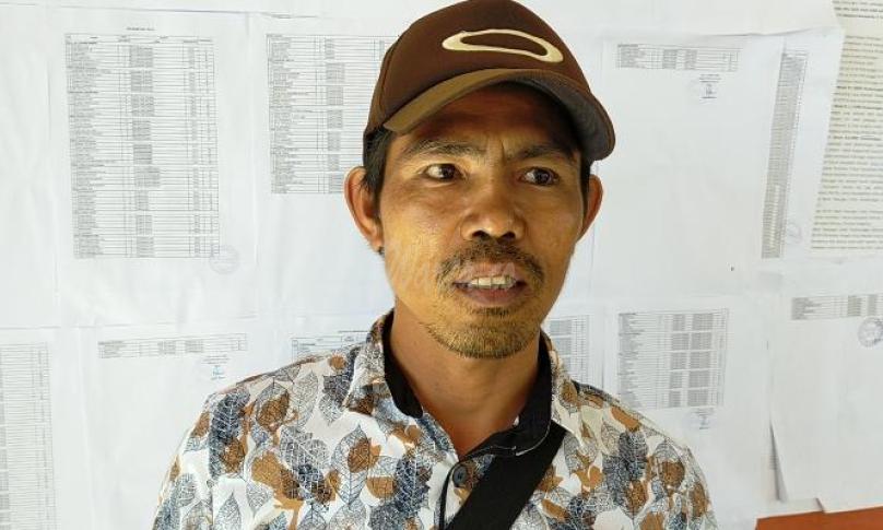 Salah satu warga yang melakukan protes ke KPU Kabupaten Seluma.