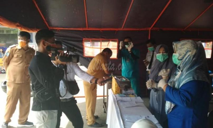 lakukan cleaning terhadap pasien maupun pengunjung dengan penyemprotan disinfektan untuk meminimalisir penyebaran virus corona, dan melakukan beberapa peringatan dan sosialisasi guna pengunjung tetap steril dari virus-