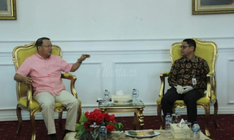 Gubernur Bengkulu Rohidin Mersyah bersama Kepala Otoritas Jasa Keuangan (OJK) Perwakilan Provinsi Bengkulu Yusri, melakukan pertemuan terbatas, Senin (23/3) di Gedung Daerah Balai Raya Semarak Bengkulu.