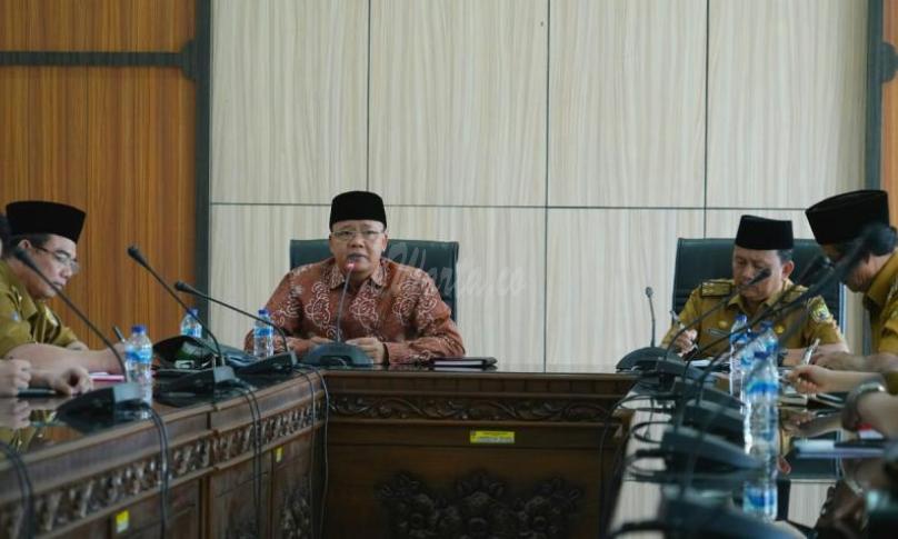 Gubernur Rohidin usai Video Conference/ Ratas Pengarahan Presiden RI kepada Seluruh Gubernur se-Indonesia terkait Covid-19, di Ruang VIP Gedung Pola Pemprov Bengkulu, Selasa (24/03).