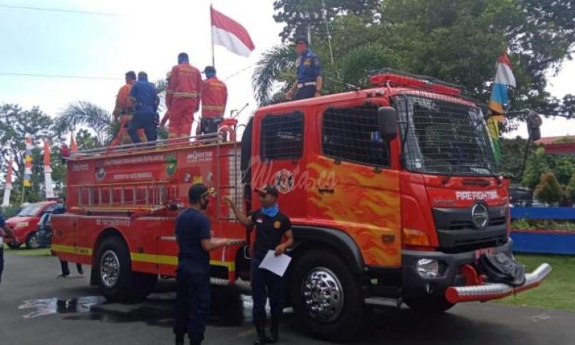 Satu armada mobil Damkar lakukan penyemprotan desinfektan ke sejumlah fasilitas umum.