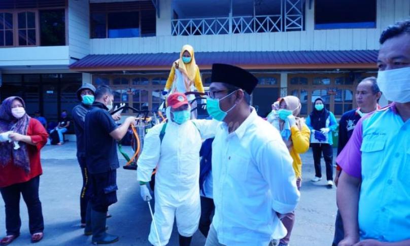 Wakil Gubernur Bengkulu Dedy Hermansyah juga turun langsung meninjau penyemprotan, yakni di Bandara Fatmawati, 