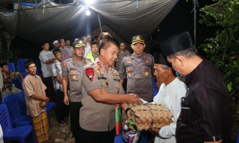 Kapolda Bengkulu Irjen Pol Drs. Supratman, MH dan rombongan saat menyambangi rumah duka penambang tradisional di Lebong.