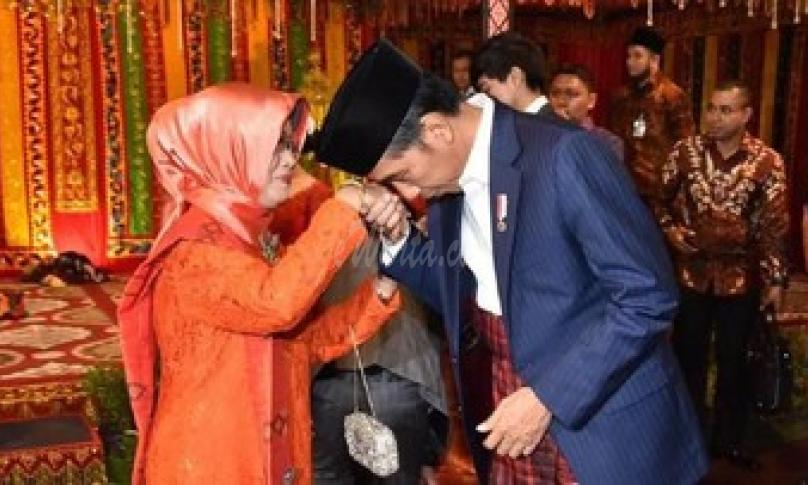 Foto: Presiden Jokowi mencium tangan ibundanya, Sujiatmi Notomiharjo (Foto: Agus Suparto/Setpres)