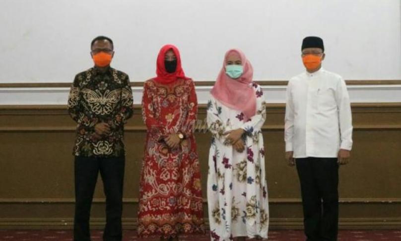 Gubernur dan istri berswafoto bersama.