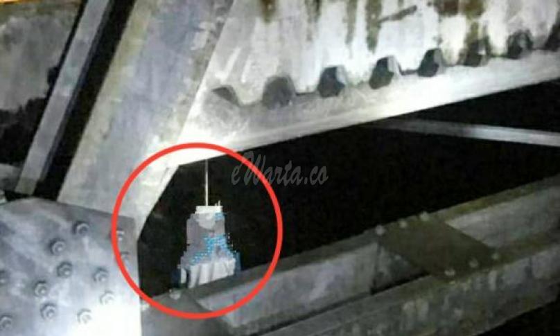 Foto korban masih di bawah jembatan.