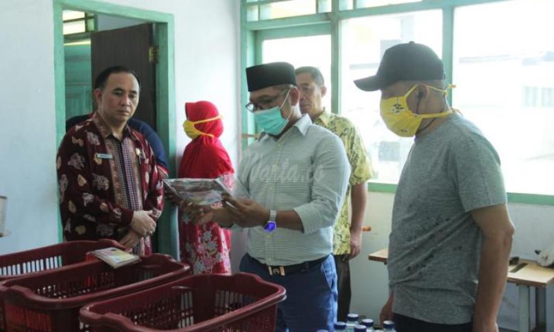 Pastikan produksi masker berjalan dengan baik, Wakil Gubernur Bengkulu Dedy Ermansyah meninjau langsung proses pembuatan masker di Balai Latihan Kerja (BLK) Provinsi Bengkulu, Kamis (2/4).