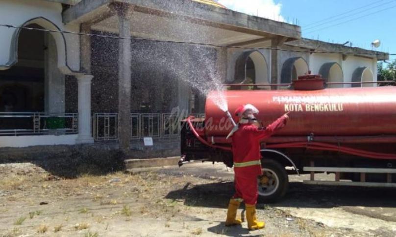 Penyemprotan desinfektan dirumah ibadah wilayah kota Bengkulu.