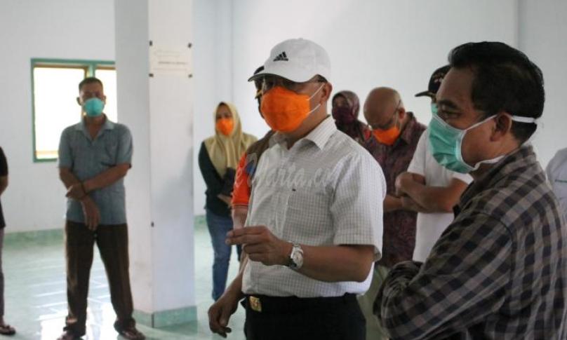Gubernur Bengkulu Rohidin Mersyah, usai memastikan kesiapan ruang perawatan dan isolasi untuk penanganan Covid-19 di RSUD dr M Yunus Bengkulu, Minggu (05.04.20).