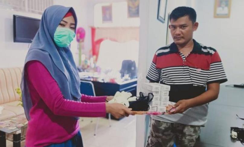 Penyerahan bantuan kepada petugas yang ada dilapangan.