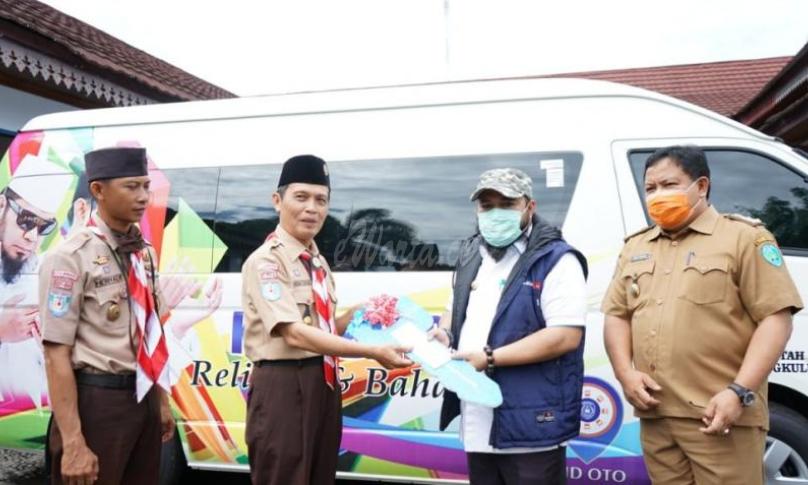 Walikota Bengkulu Helmi Hasan memberikan bantuan hibah mobil operasional untuk Pramuka Kota Bengkulu di Balai Kota Bengkulu, Senin (6/4/2020). 