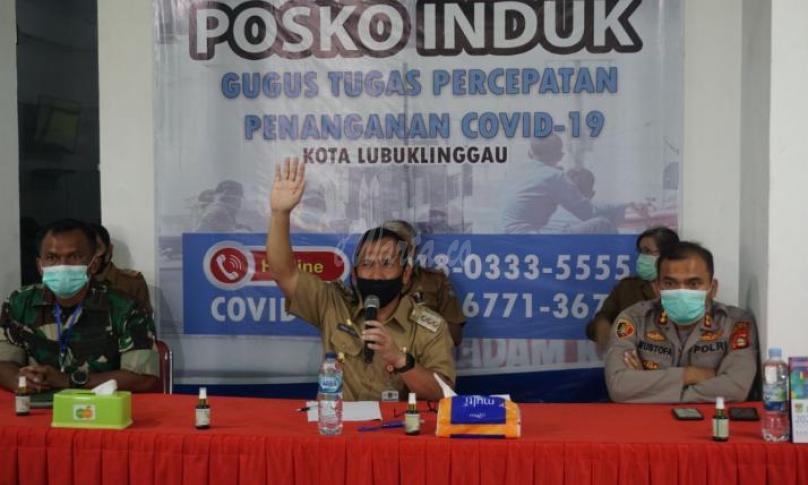 Walikota Lubuklinggau H. SN Prana Putra Sohe saat mengikuti video conference bersama Mendagri dan Menaker. Walikota Lubuklinggau H. SN Prana Putra Sohe saat mengikuti video conference bersama Mendagri dan Menaker.