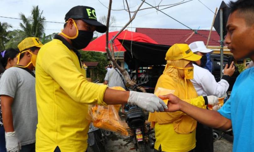 Waka I DPRD Musi Rawas Firdaus Cik Olah bersama Fraksi Golkar membagikan masker gratis.