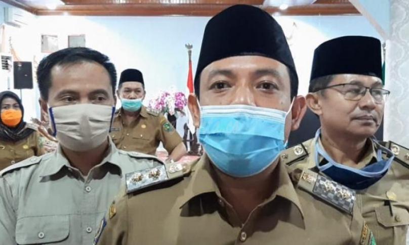 Wakil Walikota Bengkulu Dedy Wahyudi didampingi Asisten I Kota Bengkulu Bujang HR serta Plt Kadis Sosial Alex Periansyah bersama seluruh Camat di Kota Bengkulu di Balai Kota.