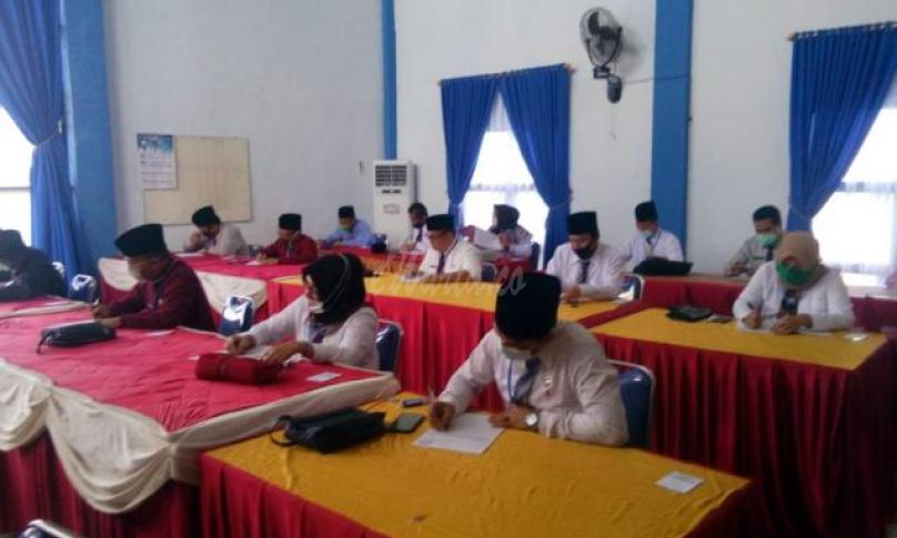 sebanyak 43 peserta (PNS,red) mengikuti seleksi penulisan makalah di aula BKPP Kota Bengkulu.