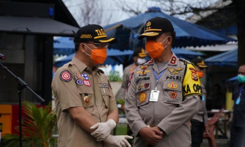 Akrab, Gubernur dan Kapolda Bengkulu tampak bercengkrama bersama.