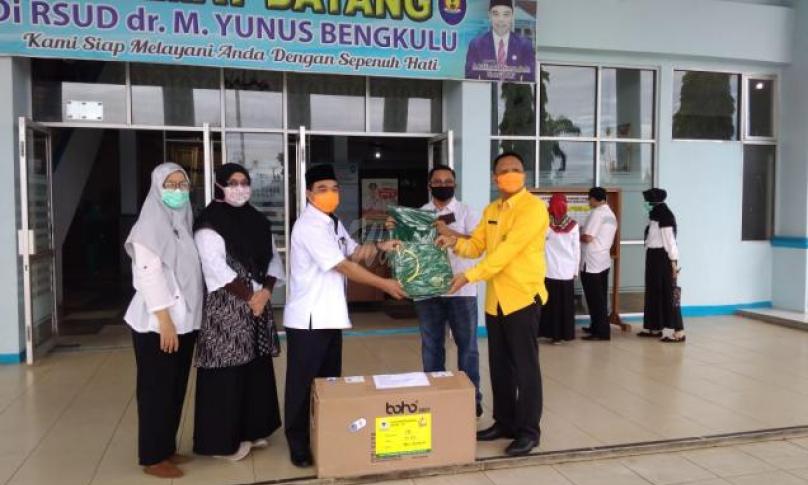 Ketua Fraksi Golkar DPRD Provinsi Bengkulu, Sumardi, MM saat menyerahkan bantuan APD ke RSUD M. Yunus.